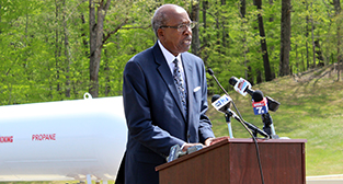 Mayor Sherman Saunders speaks at ceremony